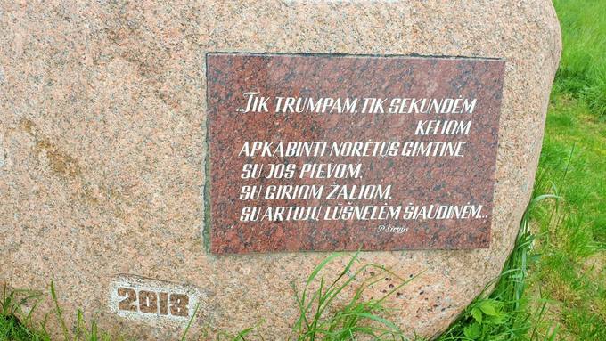 Paminklinis akmuo išnykusiam Pulciniškio kaimui. Ant atskiros lentelės iškaltas gražus poeto Pauliaus Širvio eilėraščio posmas. Tomos Mikalajūnaitės nuotrauka, 2020